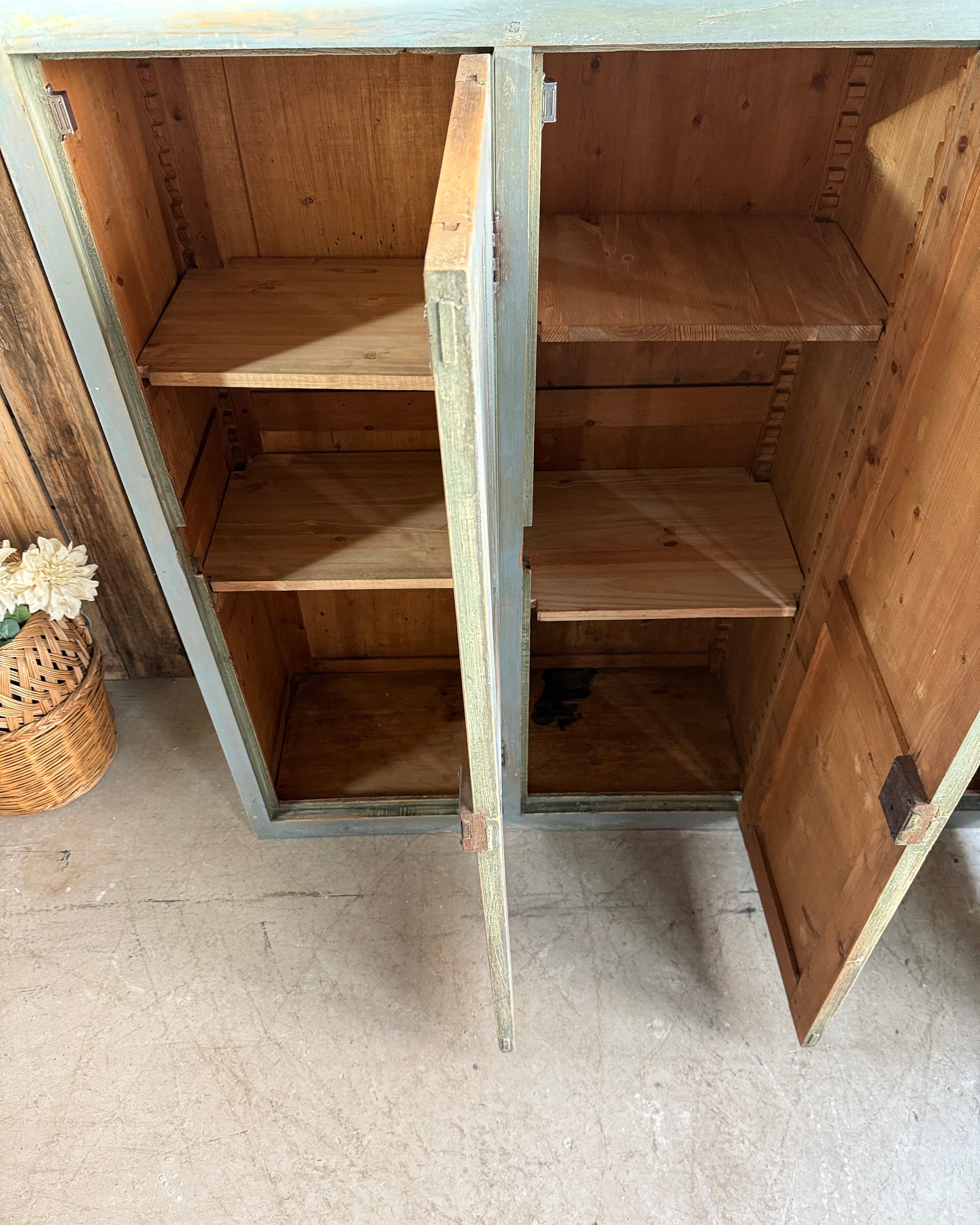 Ancienne armoire d’atelier trois portes patine grise