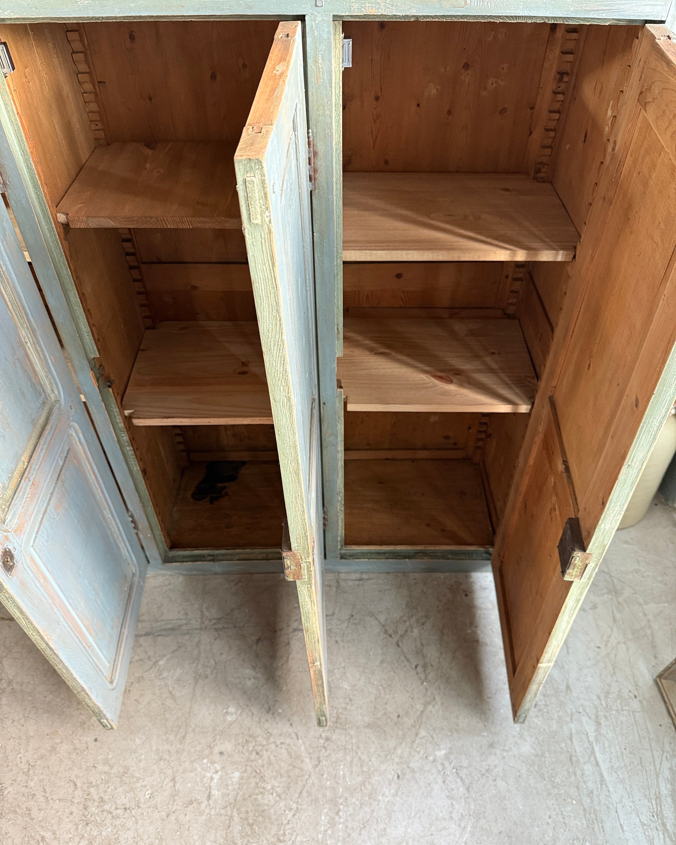 Ancienne armoire d’atelier trois portes patine grise