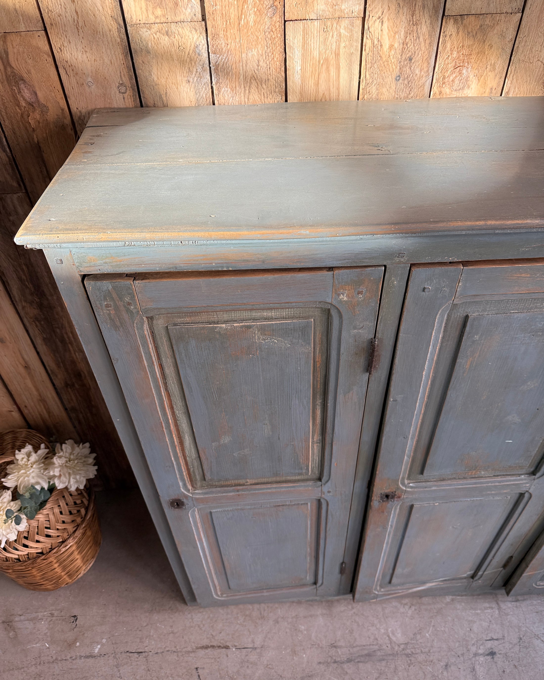 Ancienne armoire d’atelier trois portes patine grise