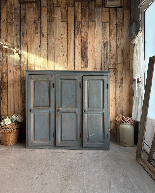 Ancienne armoire d’atelier trois portes patine grise