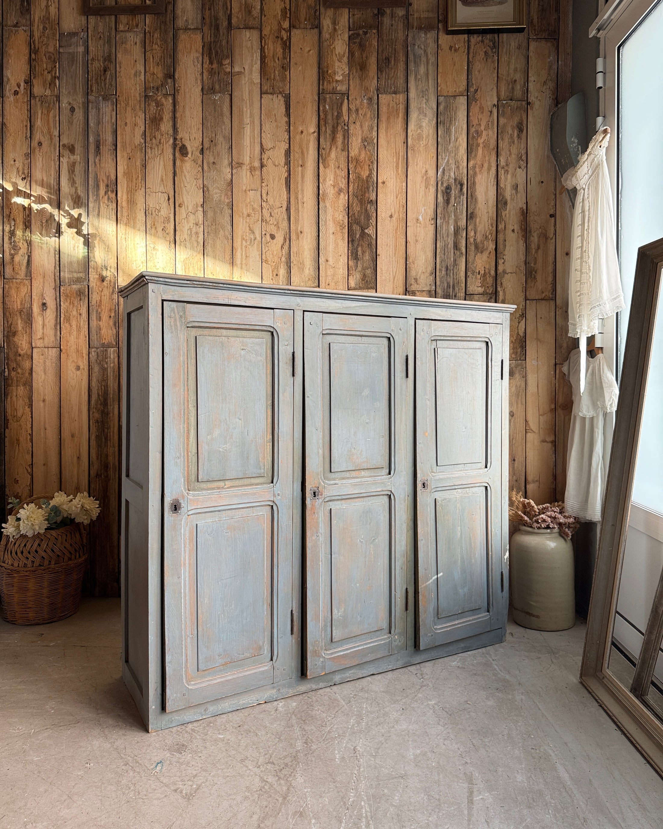 Ancienne armoire d’atelier trois portes patine grise