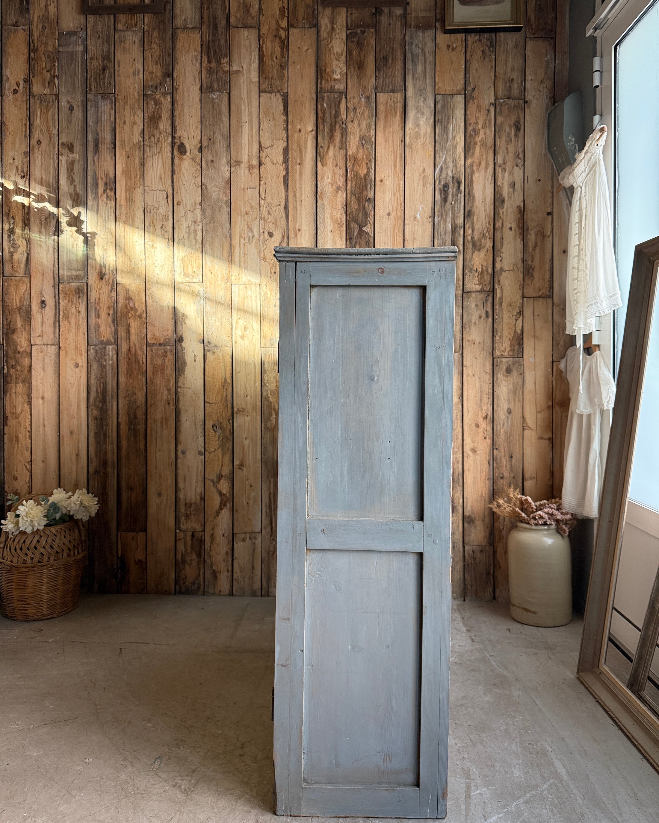 Ancienne armoire d’atelier trois portes patine grise