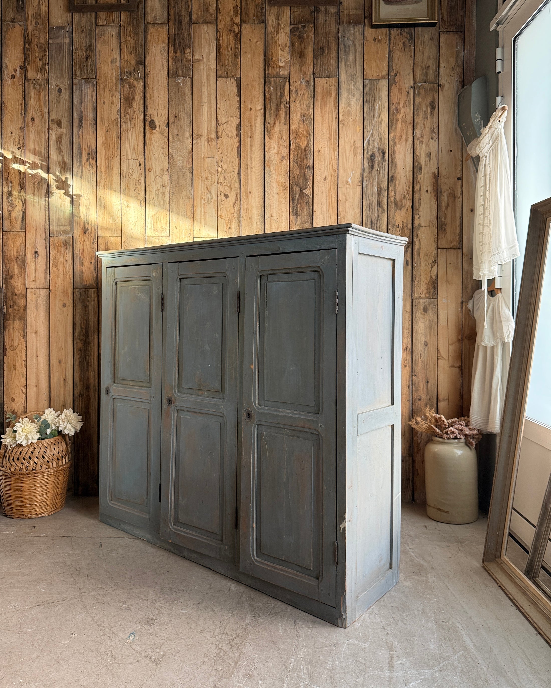 Ancienne armoire d’atelier trois portes patine grise