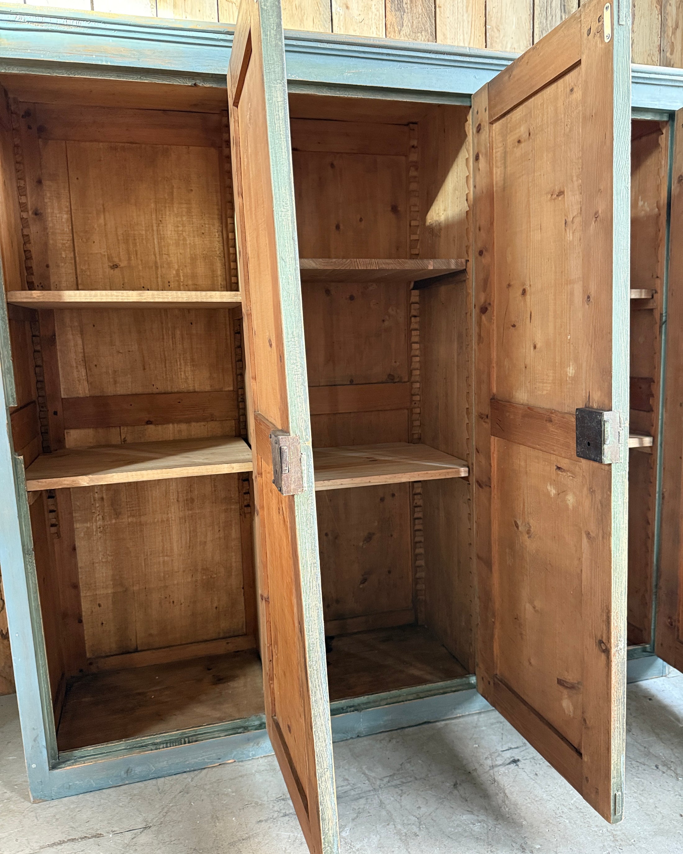 Ancienne armoire d’atelier trois portes patine grise