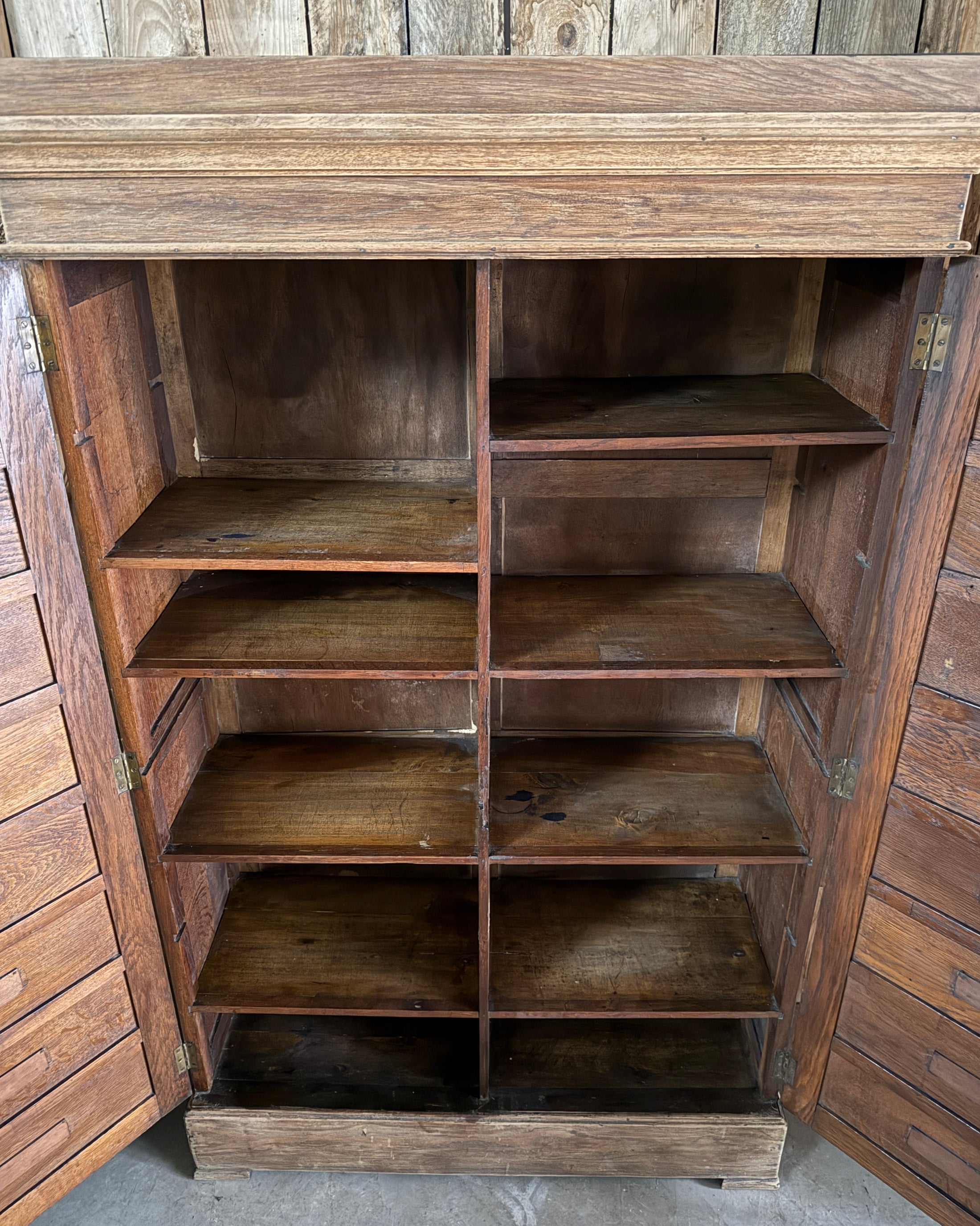 Ancienne armoire de notaire en chêne