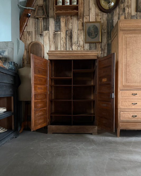 Ancienne armoire de notaire en chêne