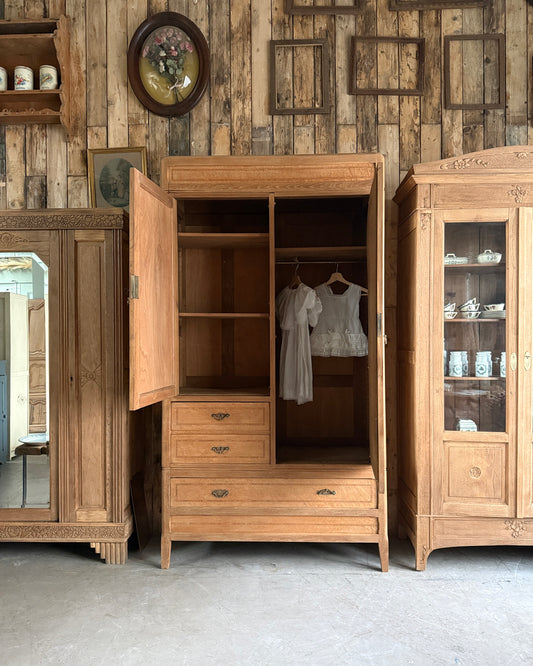 Grande armoire Art Déco en érable moucheté