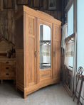 Charger l'image dans la visionneuse de la galerie, Armoire Art Déco trois portes en chêne
