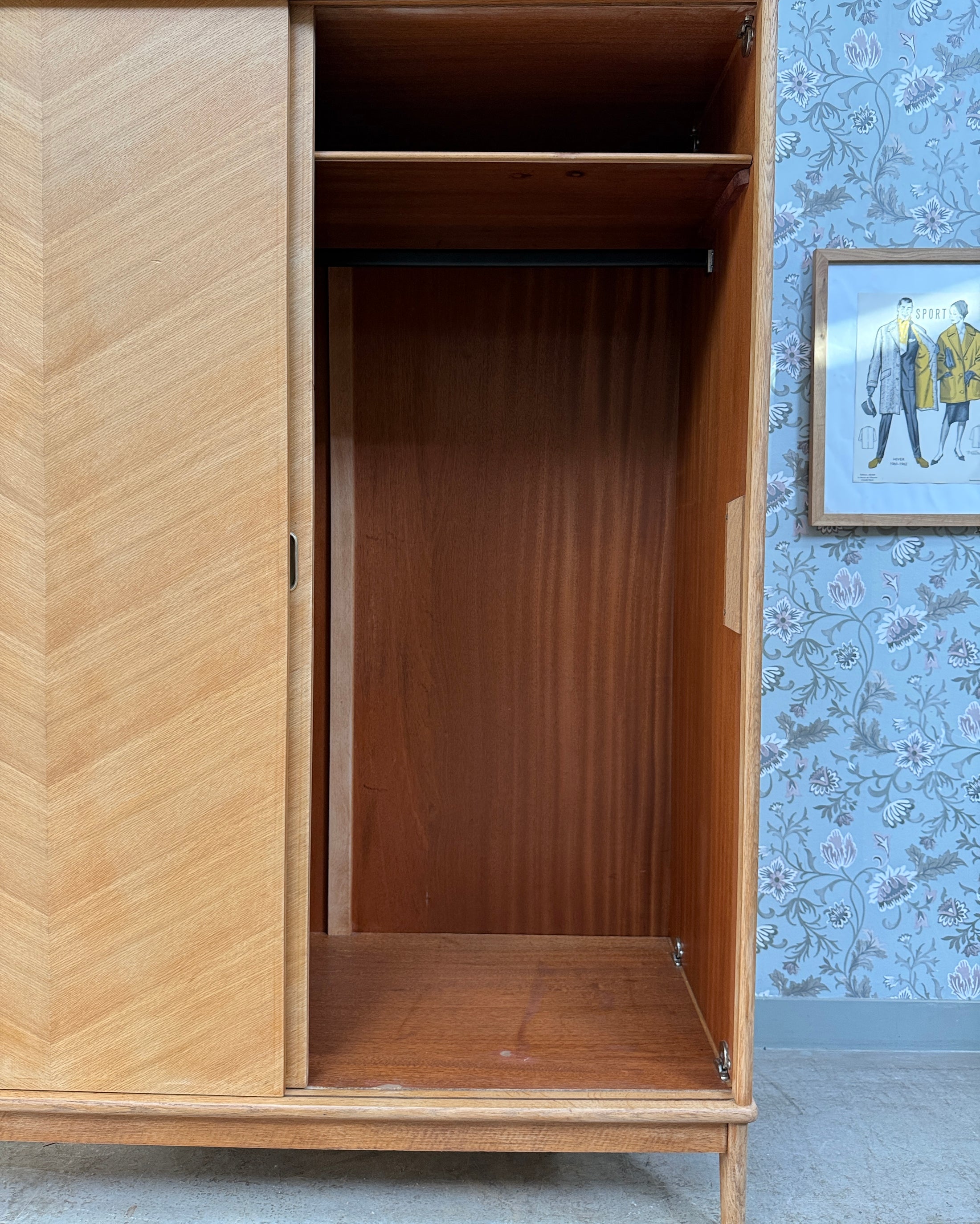 Armoire vintage avec penderie