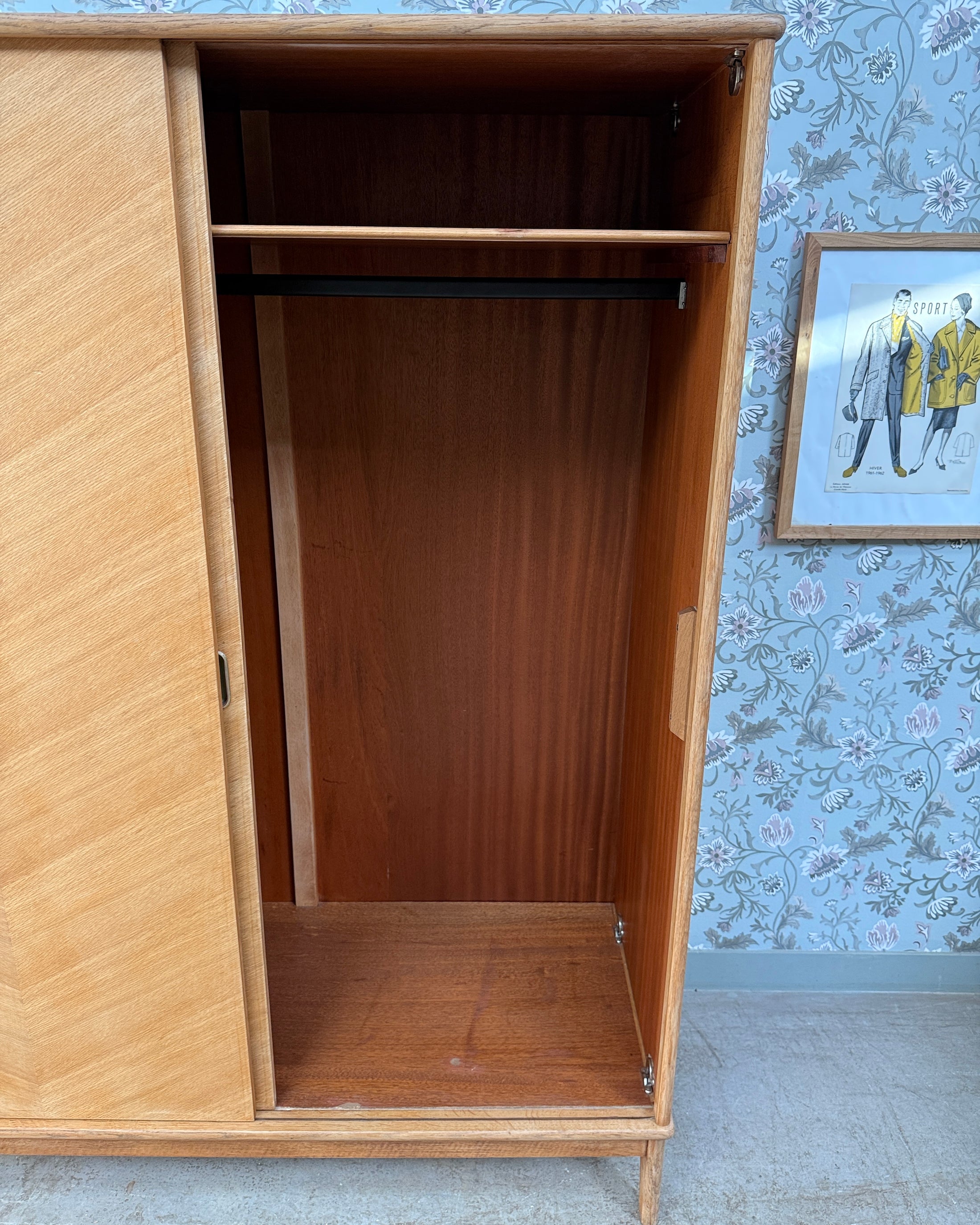 Armoire vintage avec penderie
