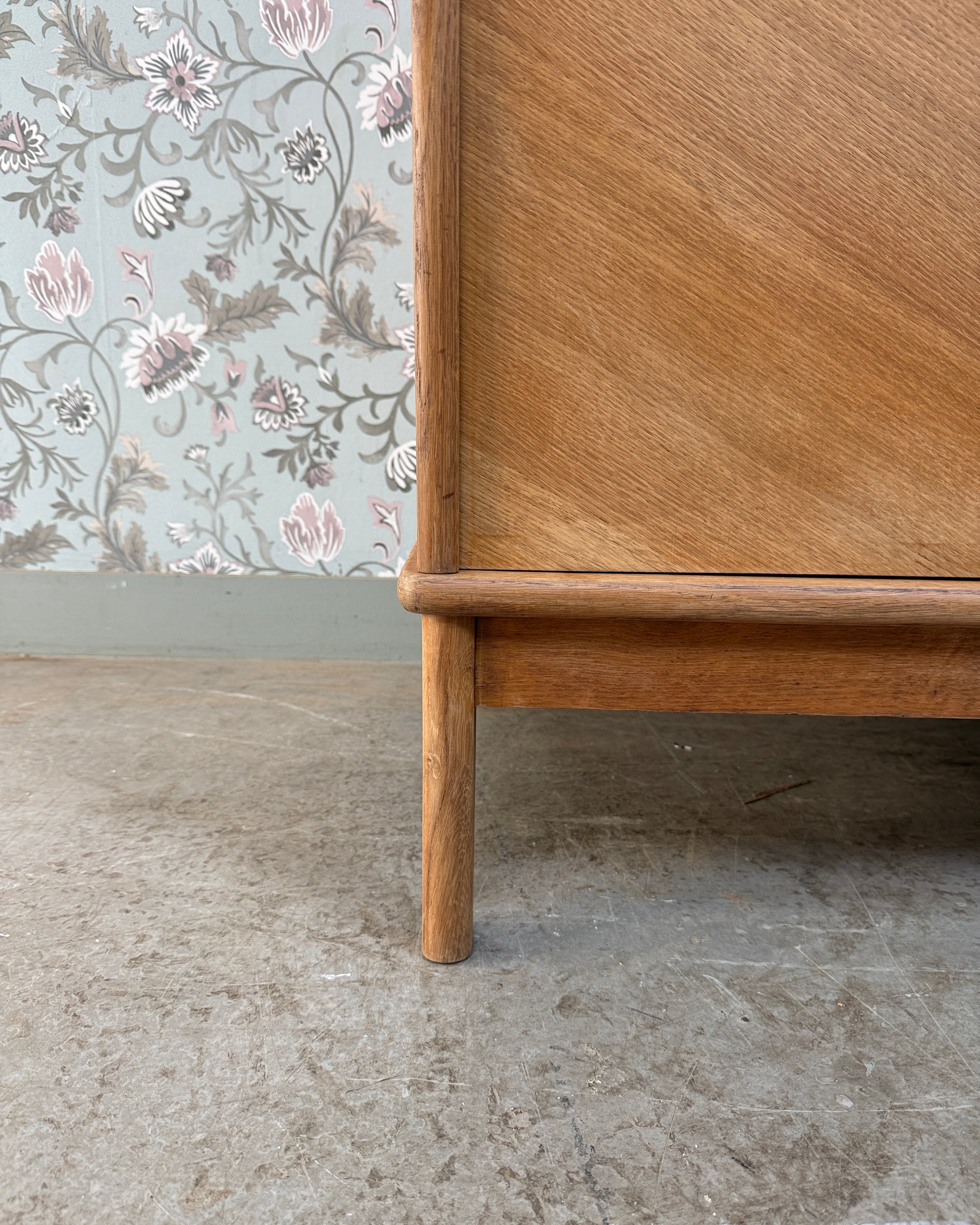Armoire vintage avec penderie