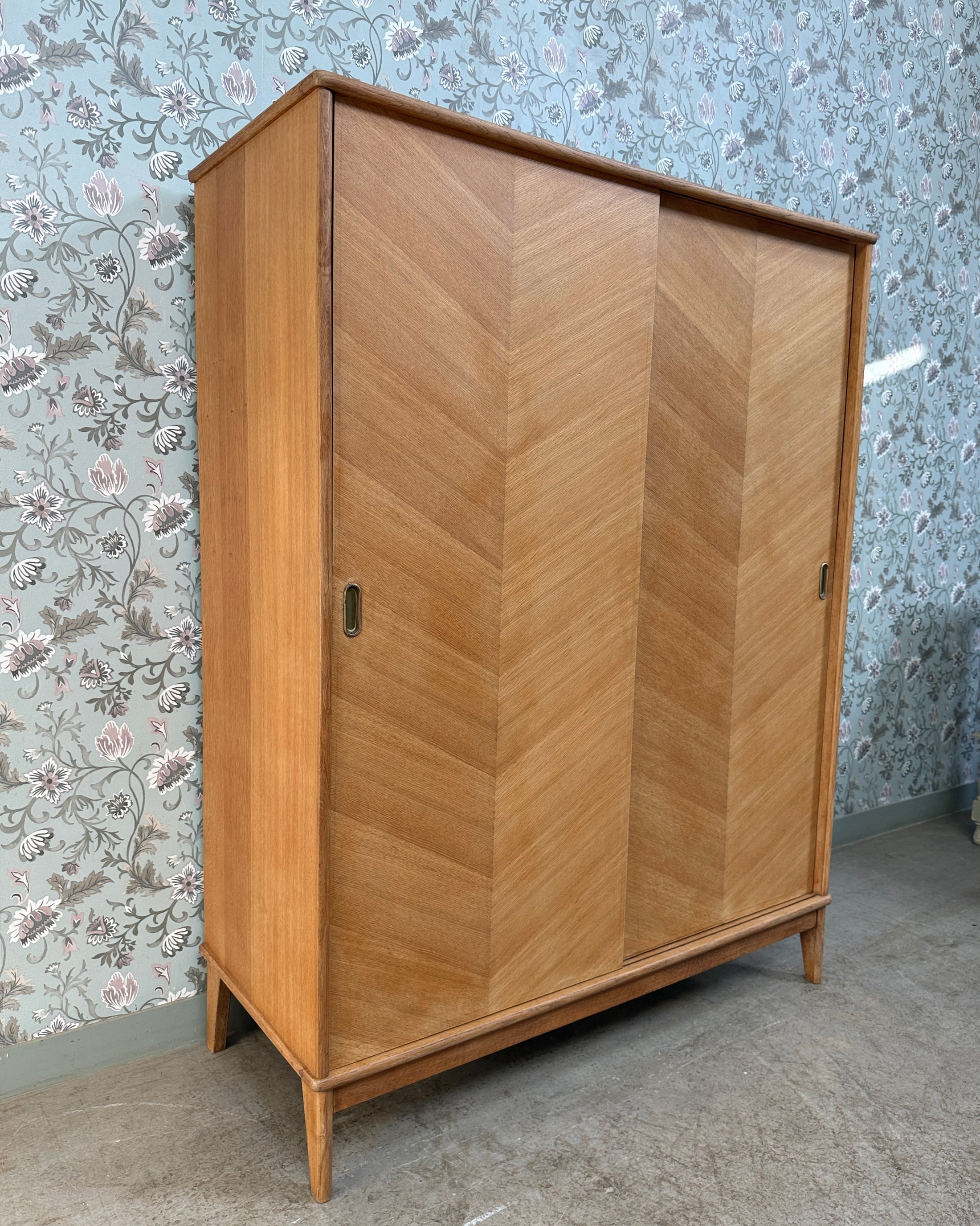 Armoire vintage avec penderie