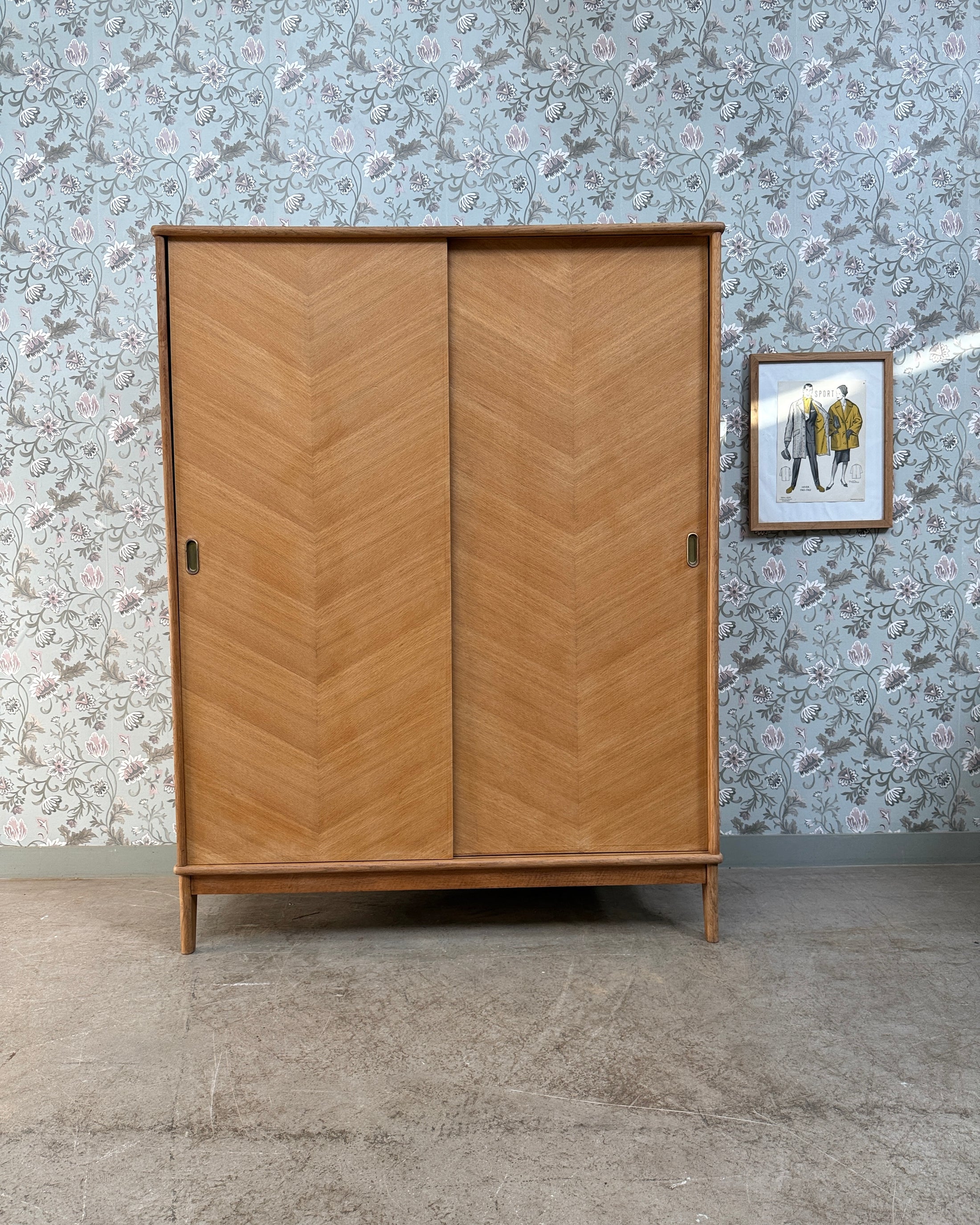 Armoire vintage avec penderie