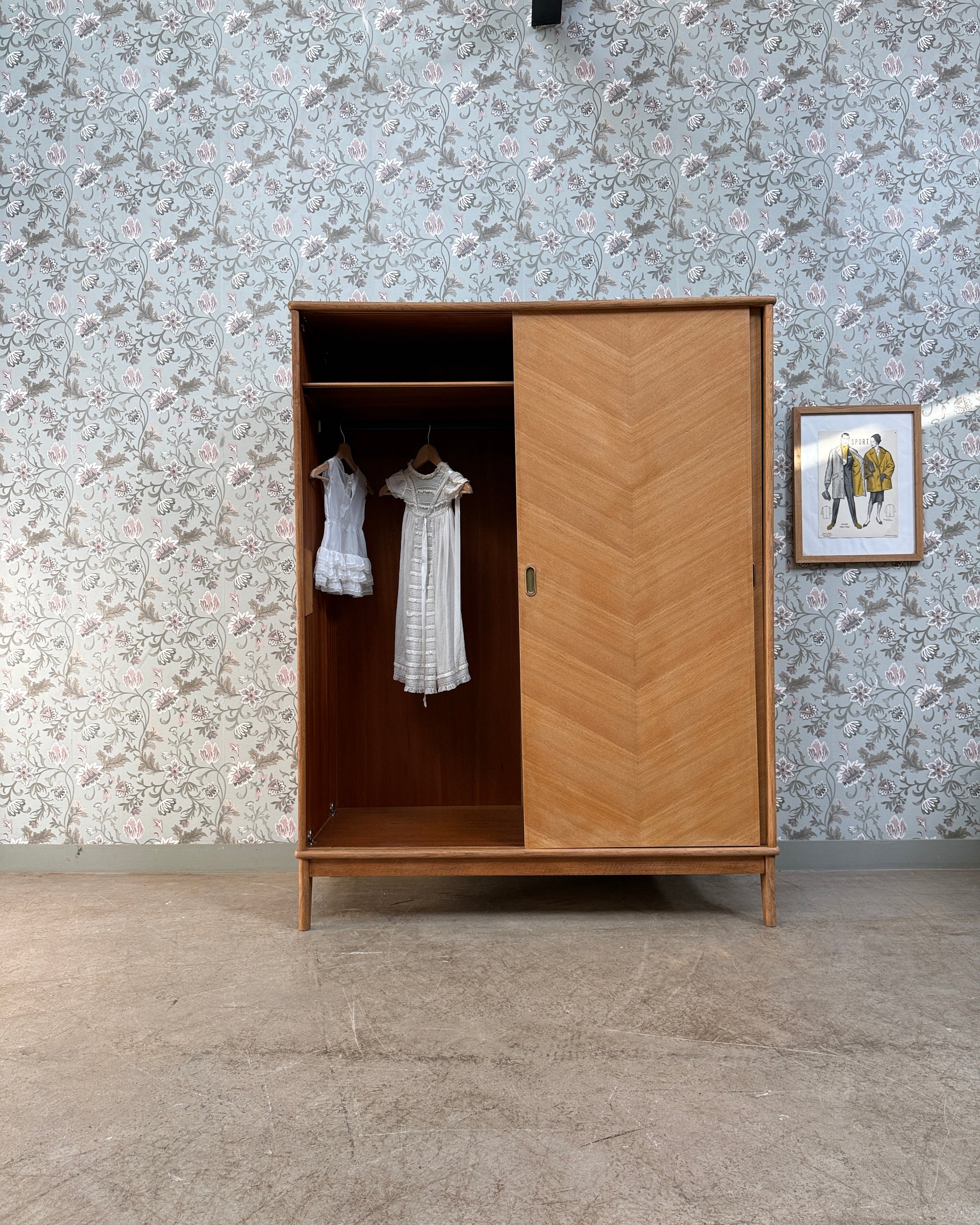 Armoire vintage avec penderie