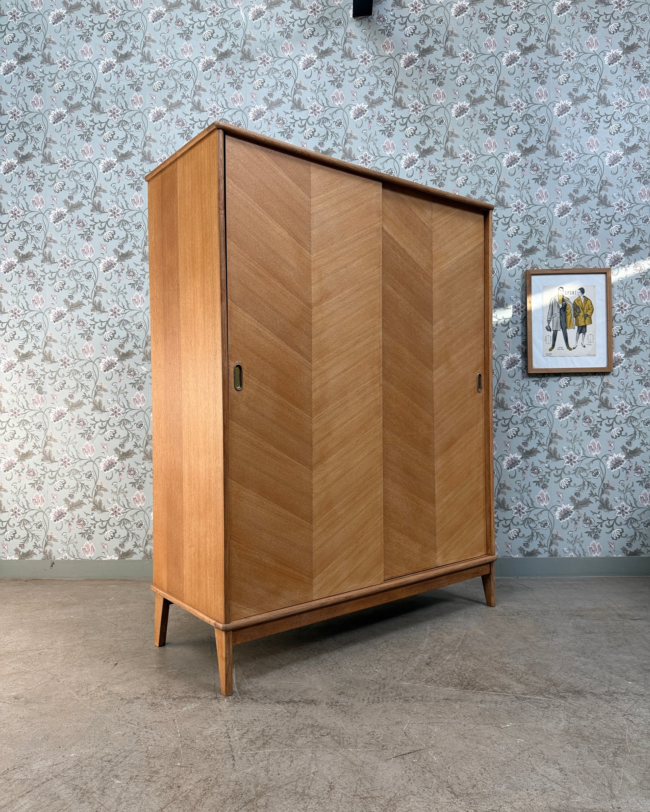 Armoire vintage avec penderie