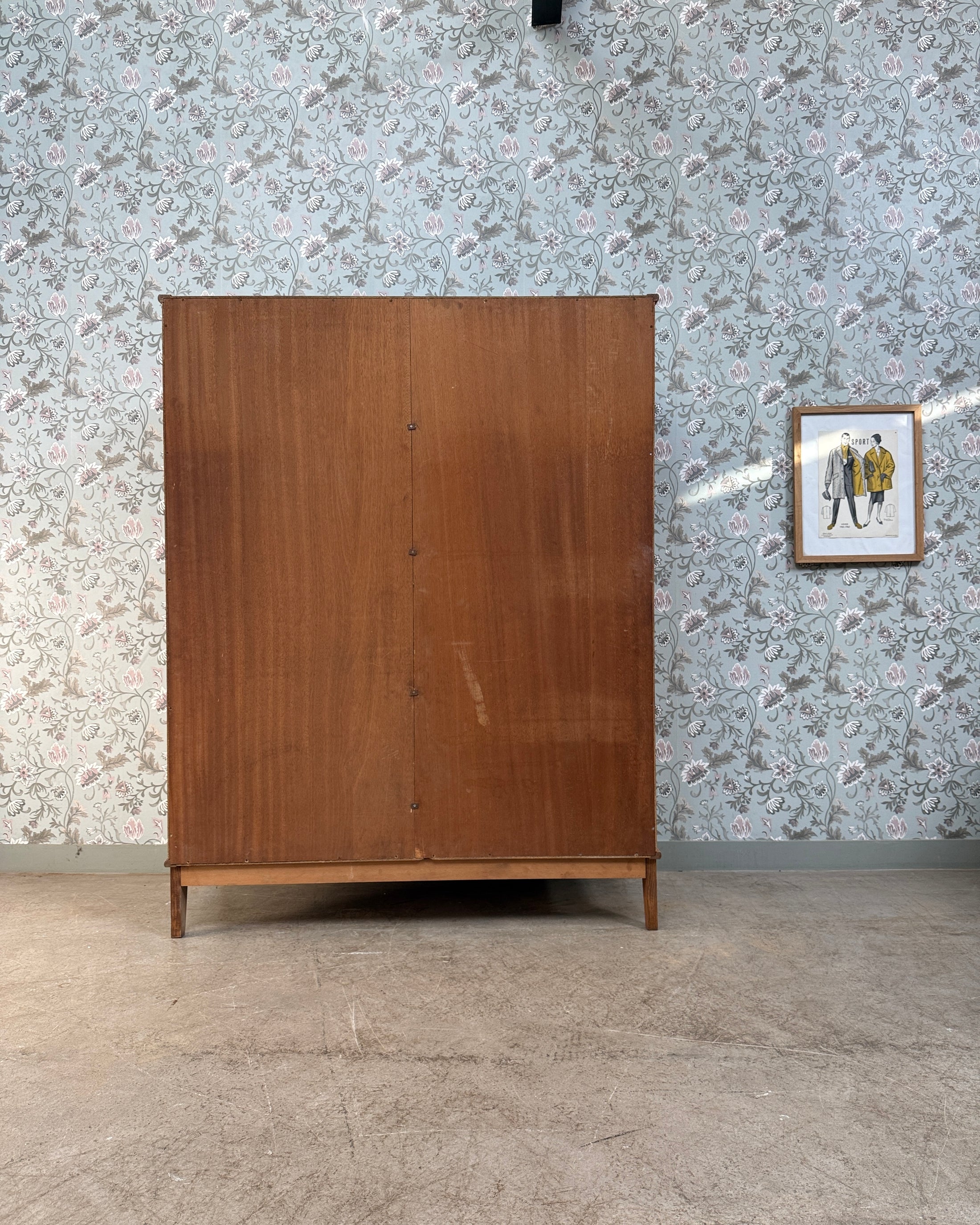 Armoire vintage avec penderie