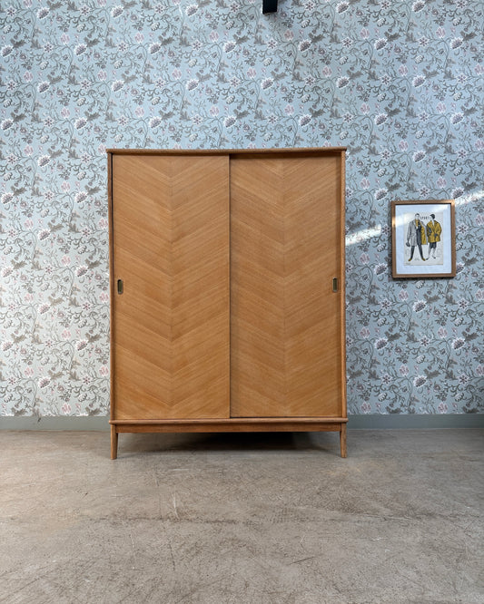Armoire vintage avec penderie
