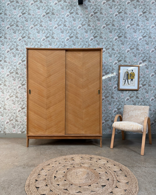 Armoire vintage avec penderie