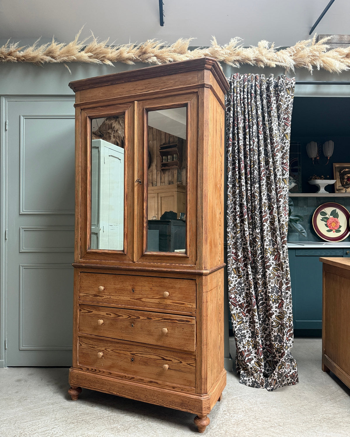 Armoire ancienne Louis-Philippe en pin massif