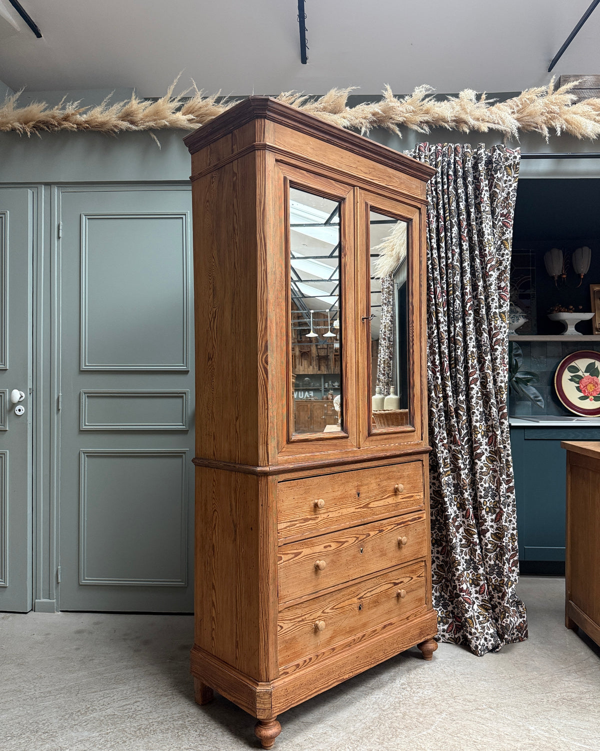 Armoire ancienne Louis-Philippe en pin massif