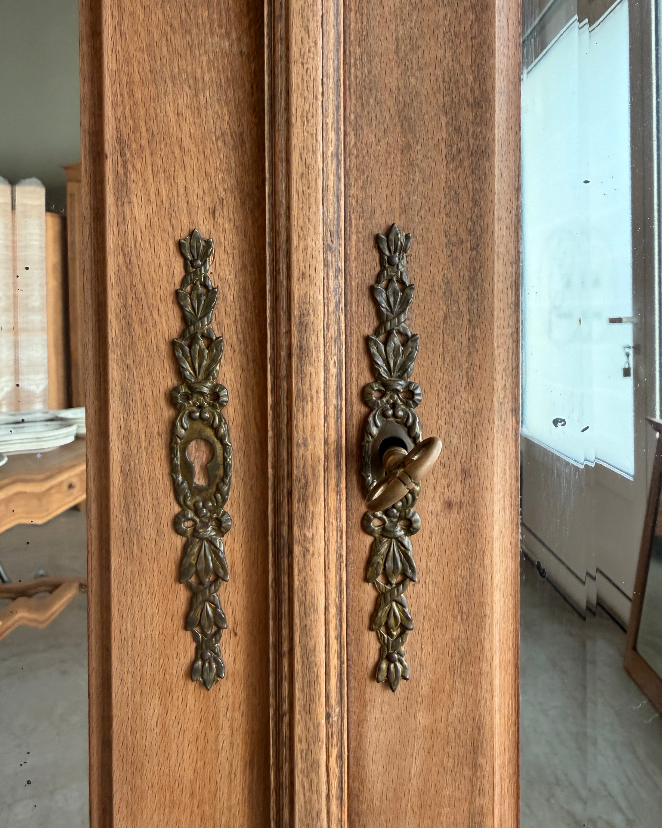 Armoire ancienne de style Louis XVI