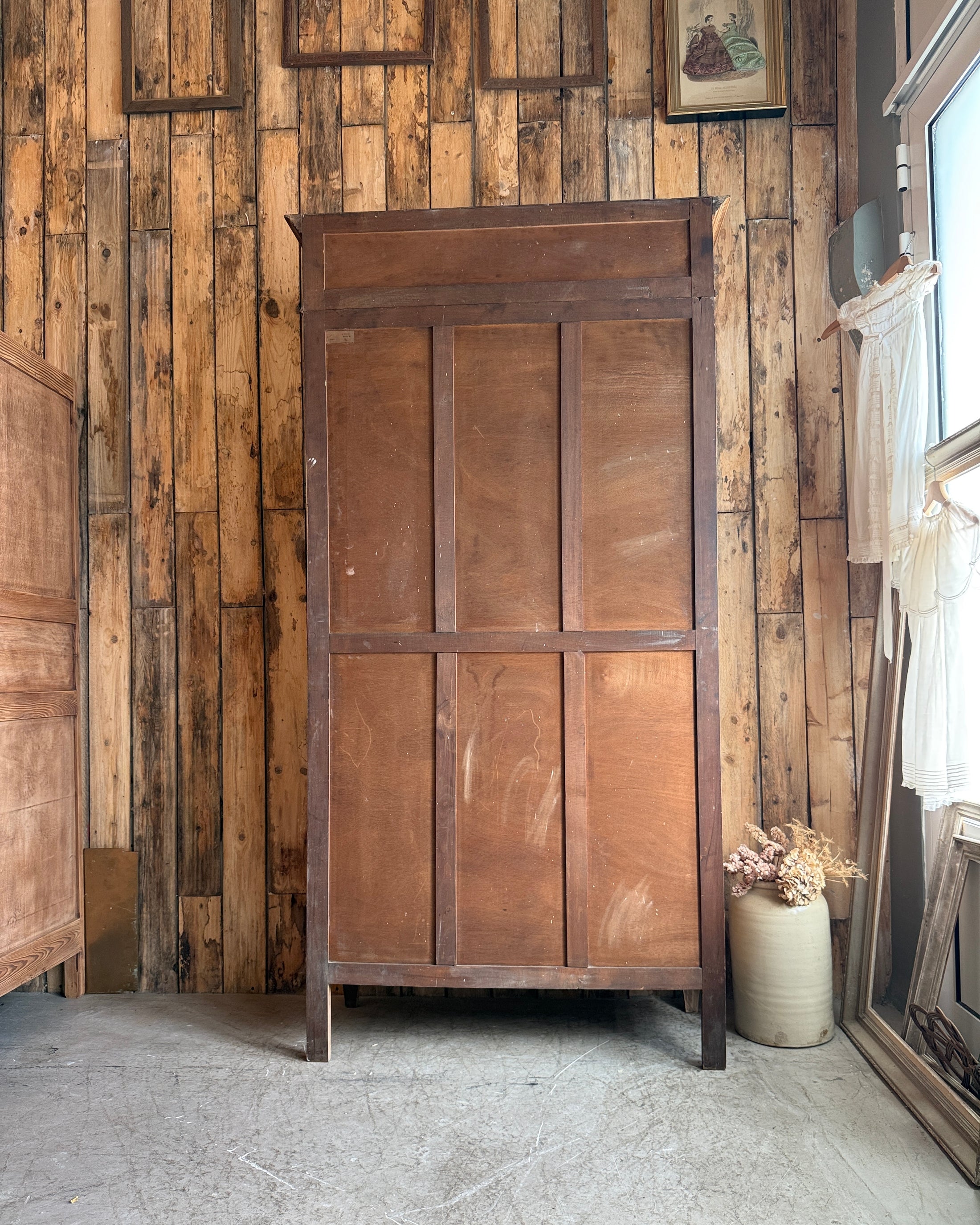 Armoire ancienne de style Louis XVI