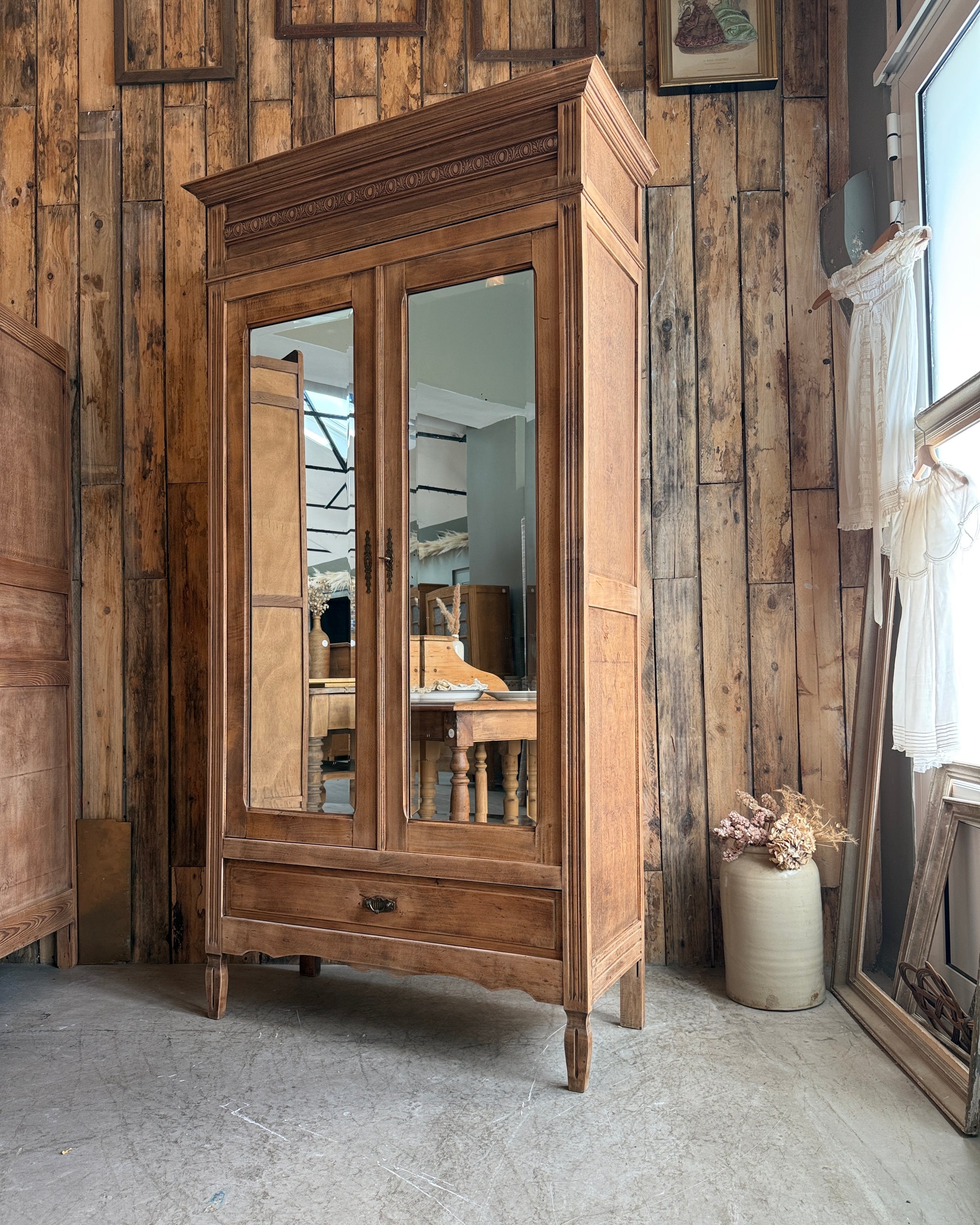 Armoire ancienne de style Louis XVI