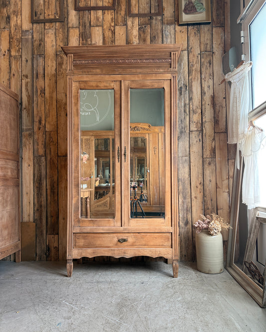Armoire ancienne de style Louis XVI