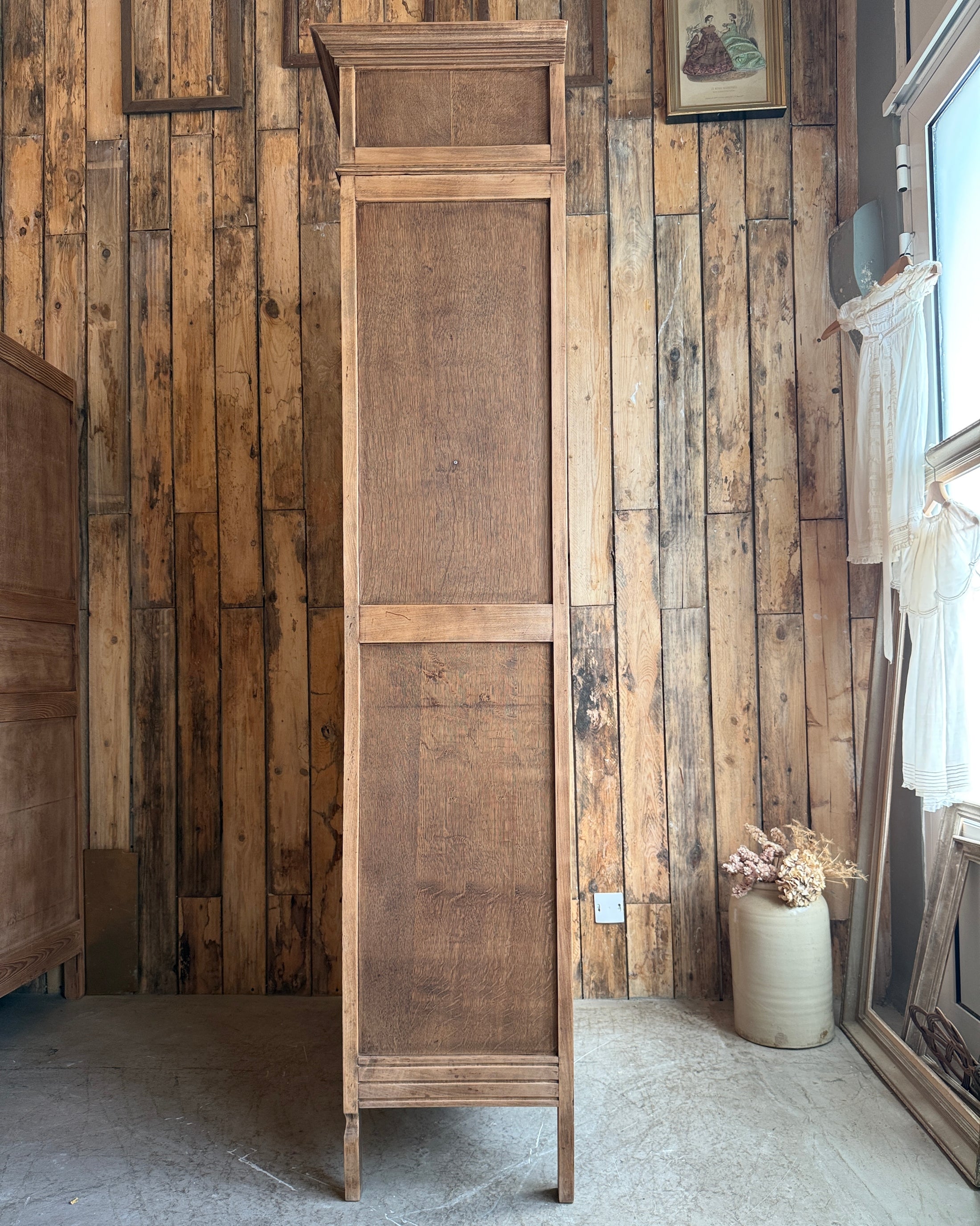 Armoire ancienne de style Louis XVI