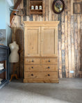 Charger l'image dans la visionneuse de la galerie, Armoire anglaise ancienne « linen press »
