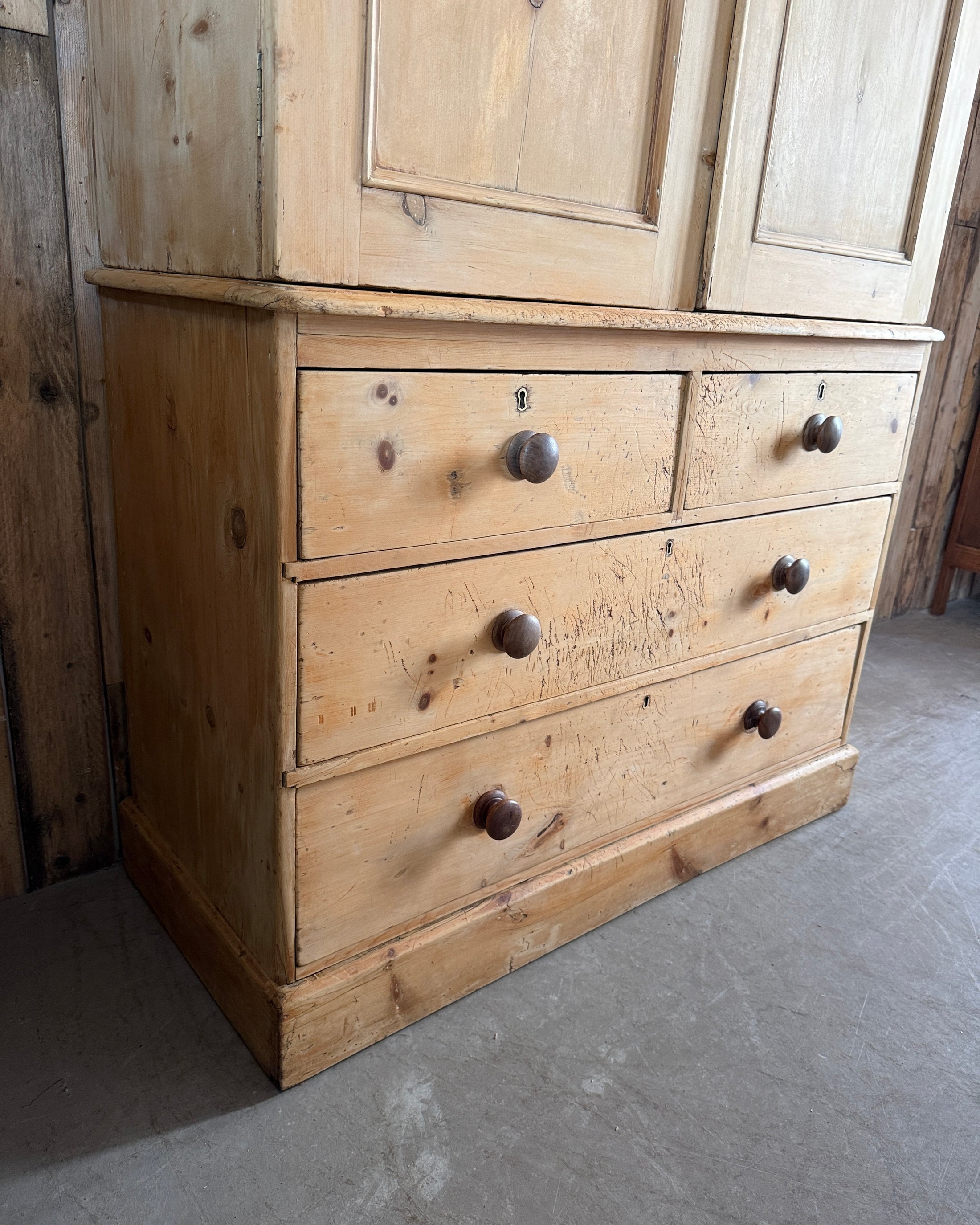 Armoire anglaise ancienne « linen press »