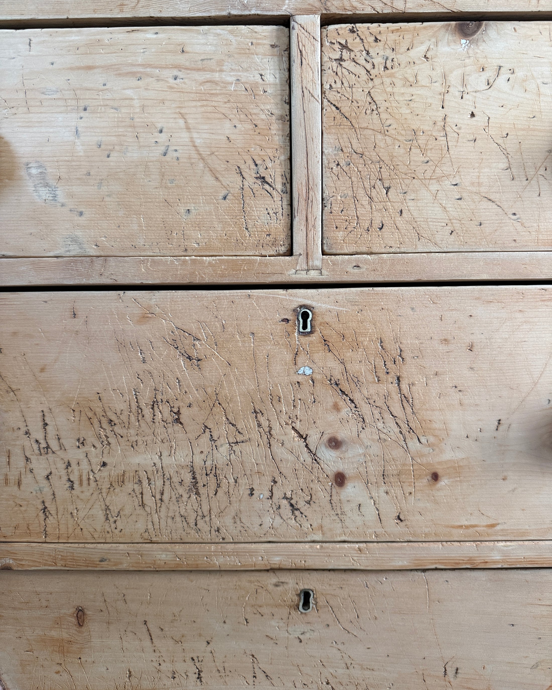 Armoire anglaise ancienne « linen press »