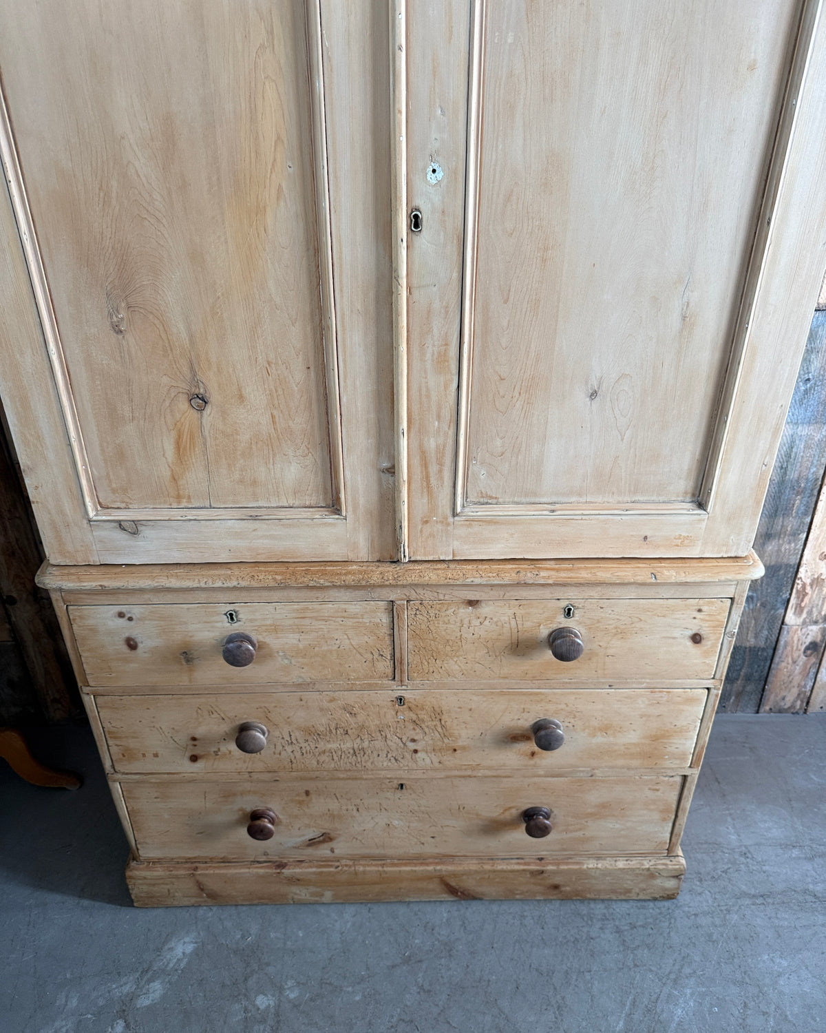 Armoire anglaise ancienne « linen press »