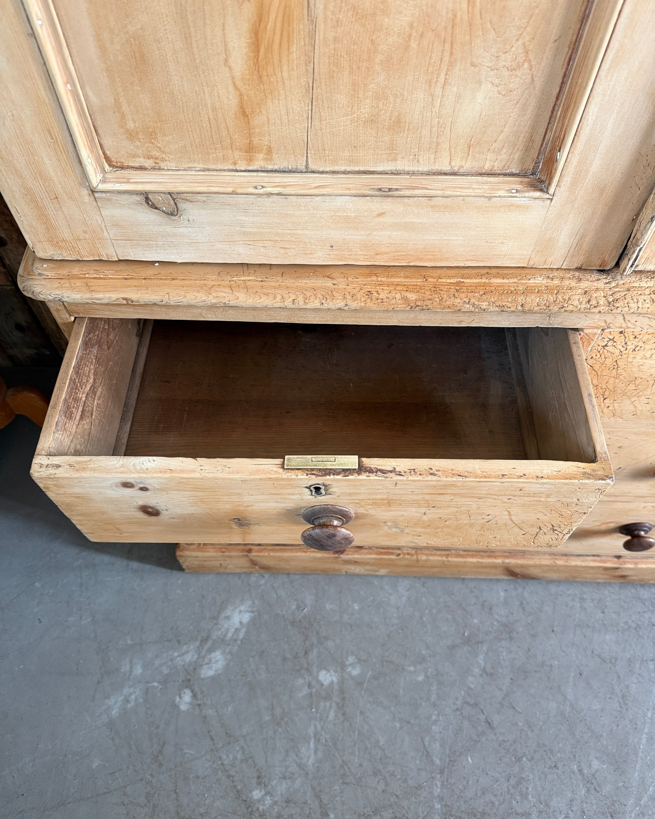 Armoire anglaise ancienne « linen press »