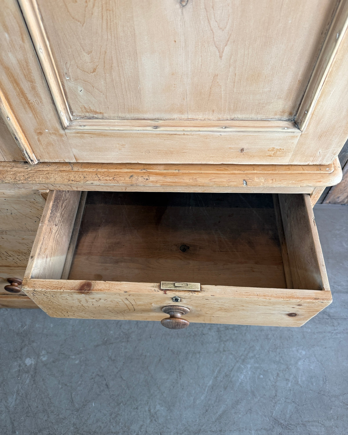 Armoire anglaise ancienne « linen press »