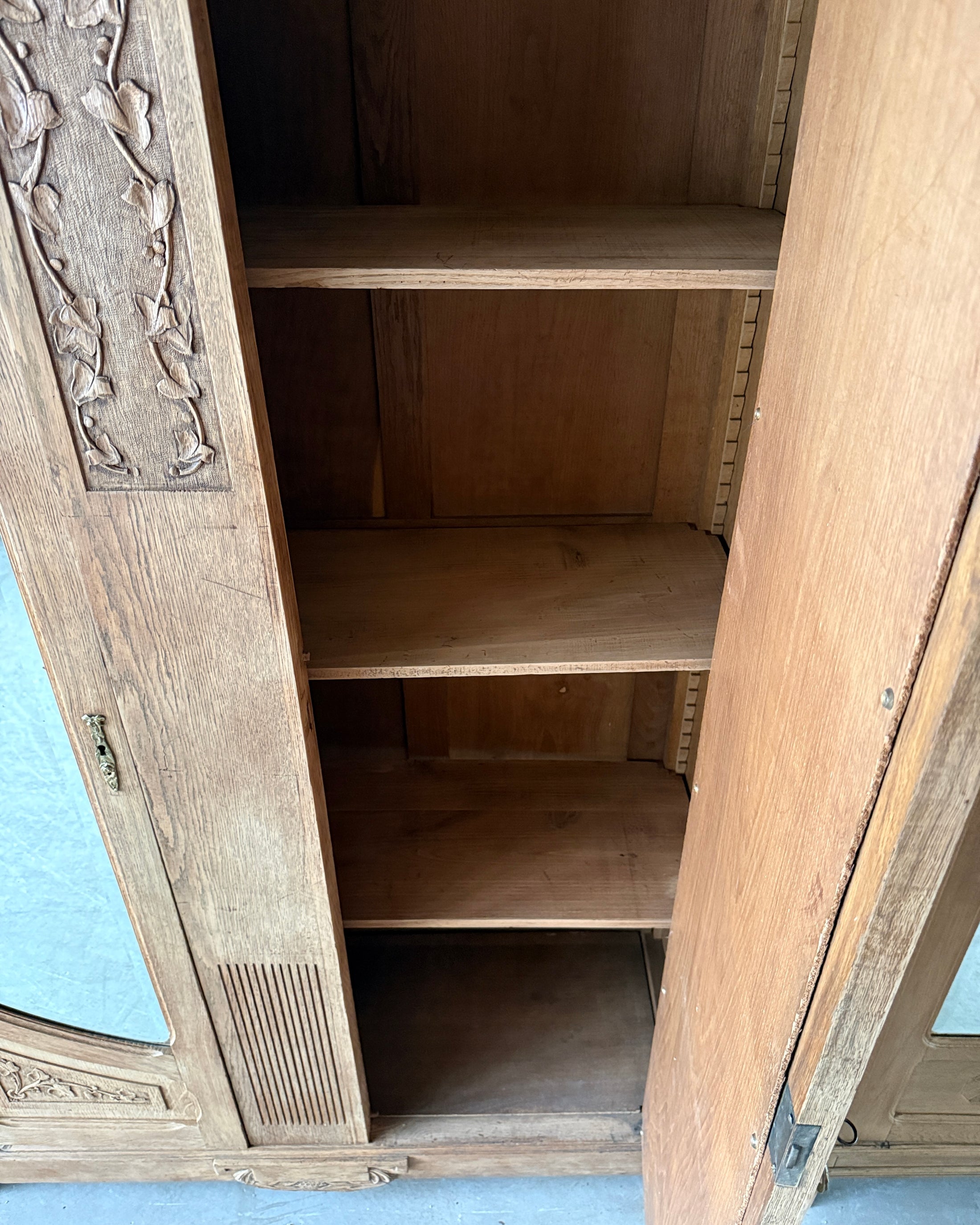 Armoire Art Nouveau en chêne massif