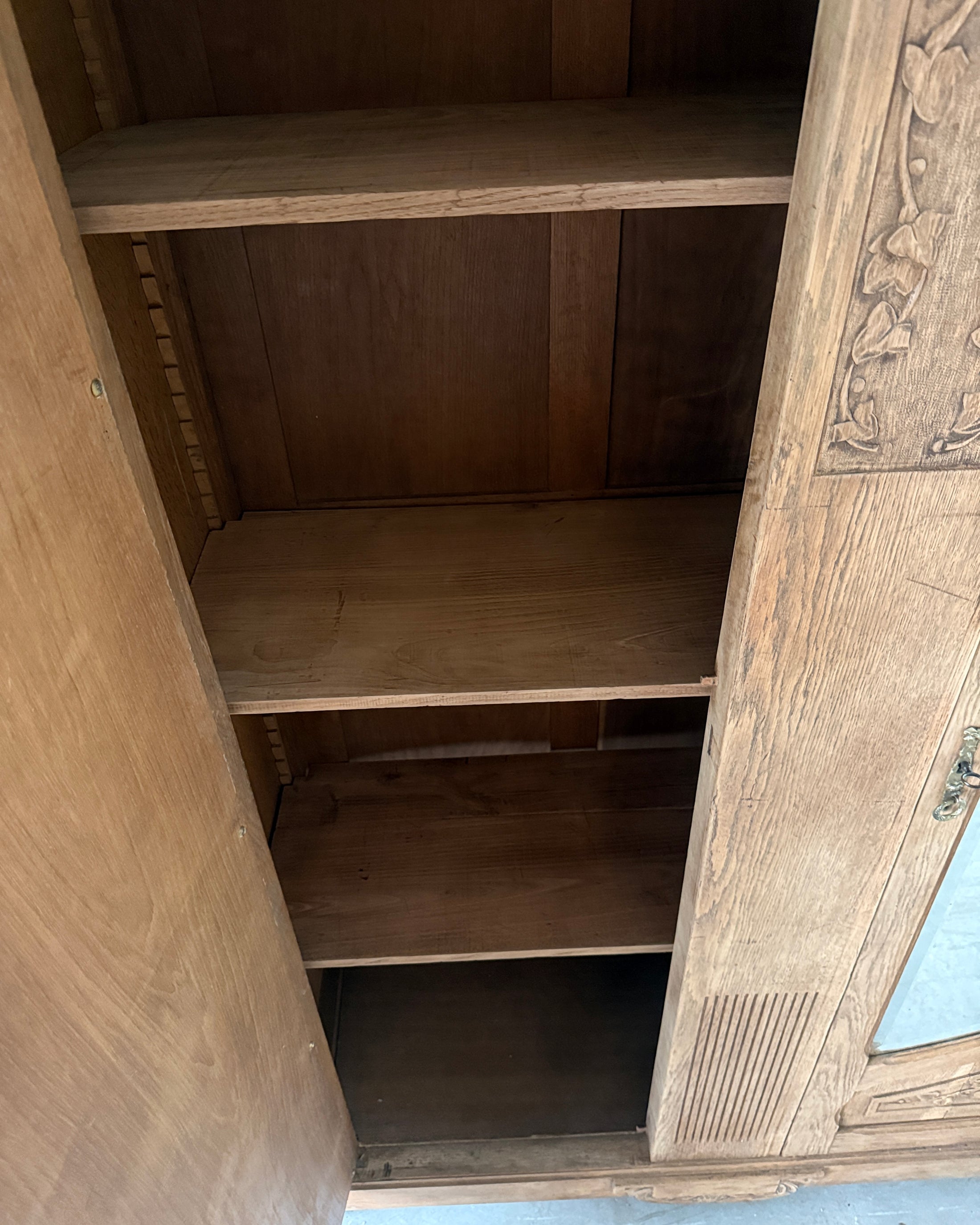 Armoire Art Nouveau en chêne massif
