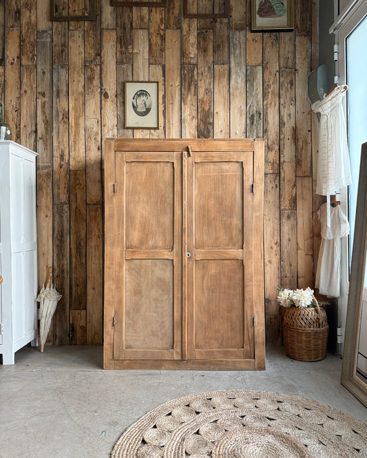 Petite armoire parisienne