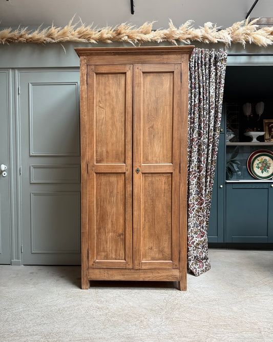 Armoire parisienne avec étagères et penderie