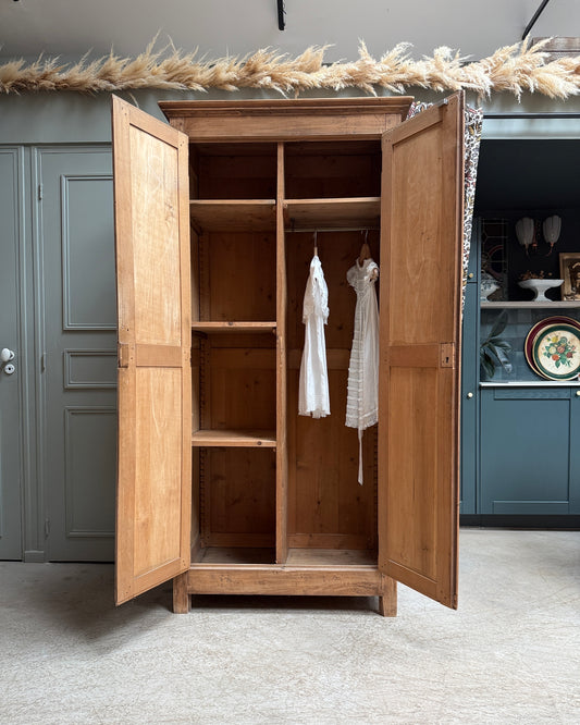 Armoire parisienne avec étagères et penderie