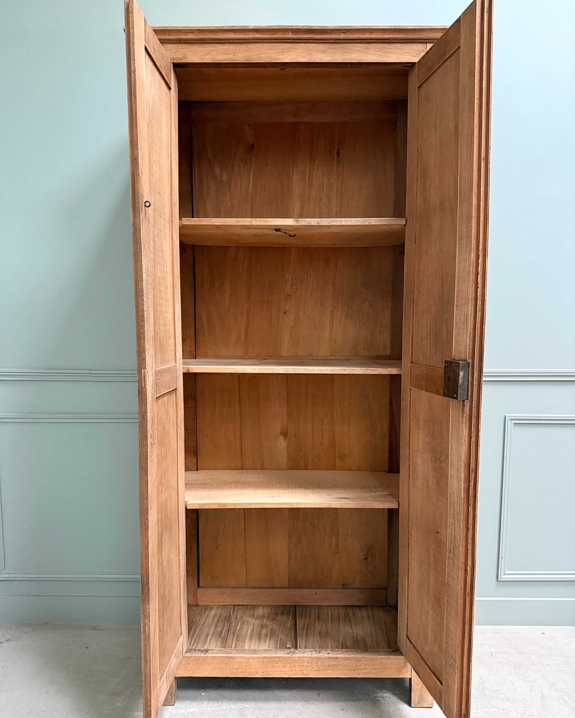 Petite armoire parisienne