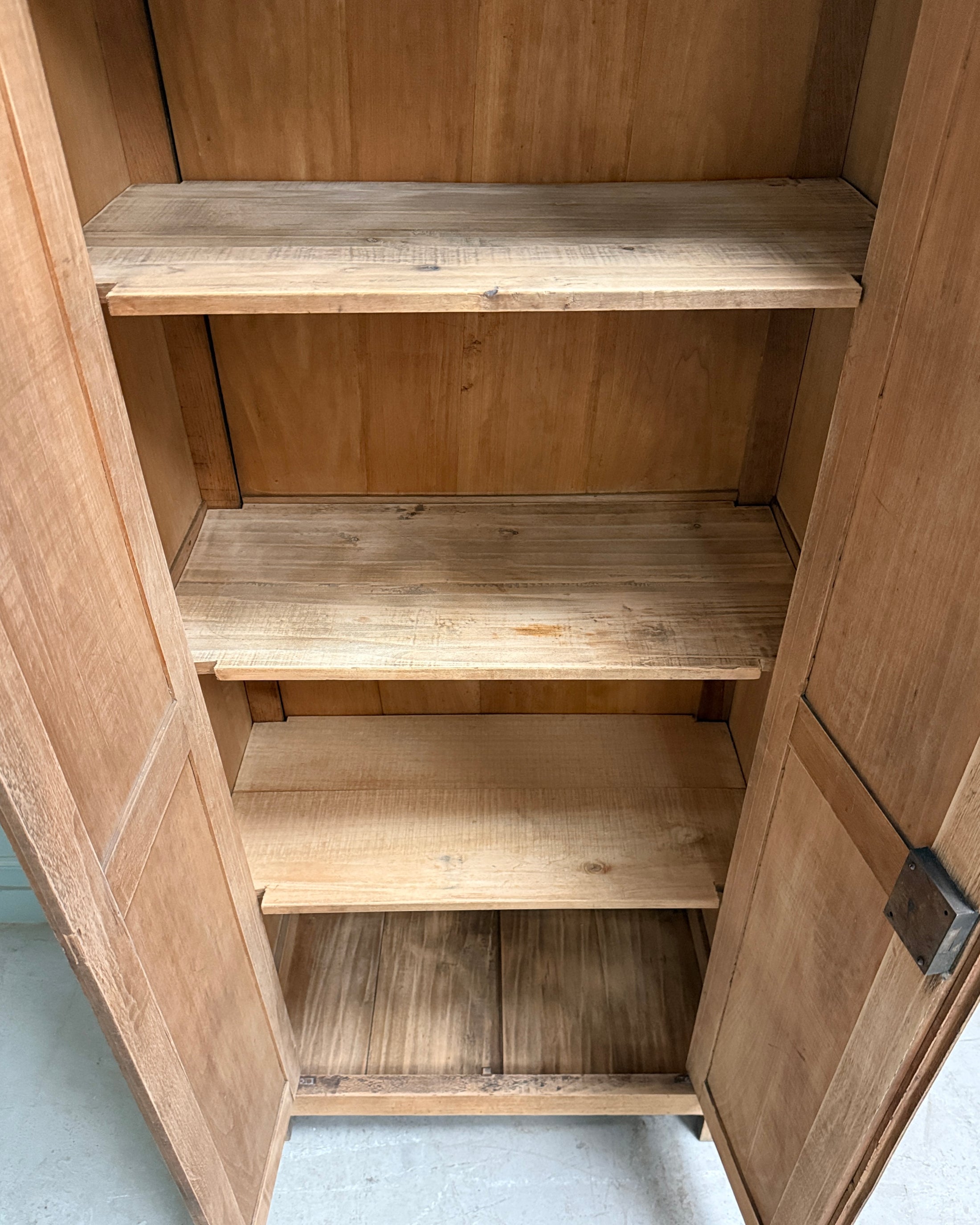 Petite armoire parisienne