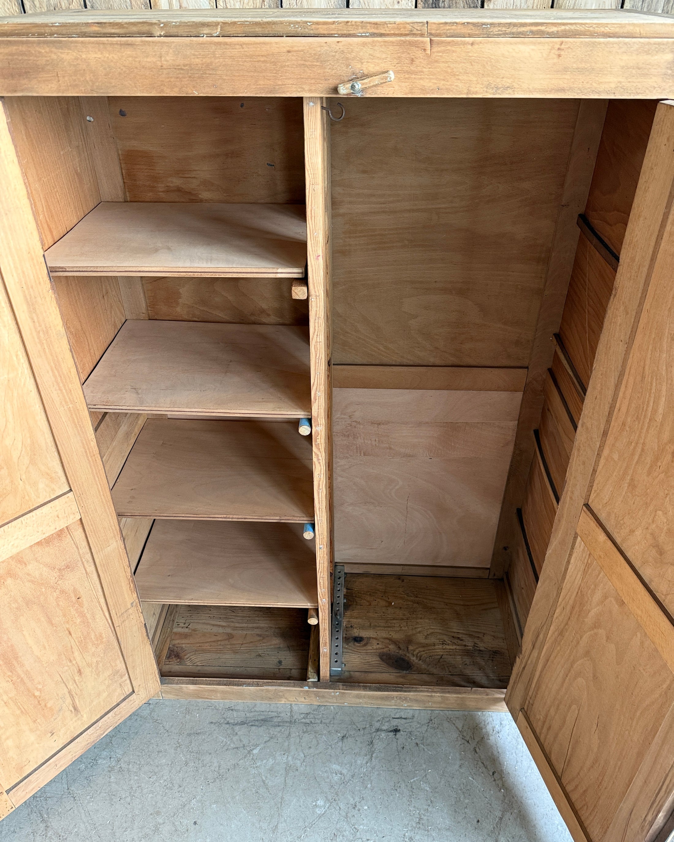 Petite armoire parisienne