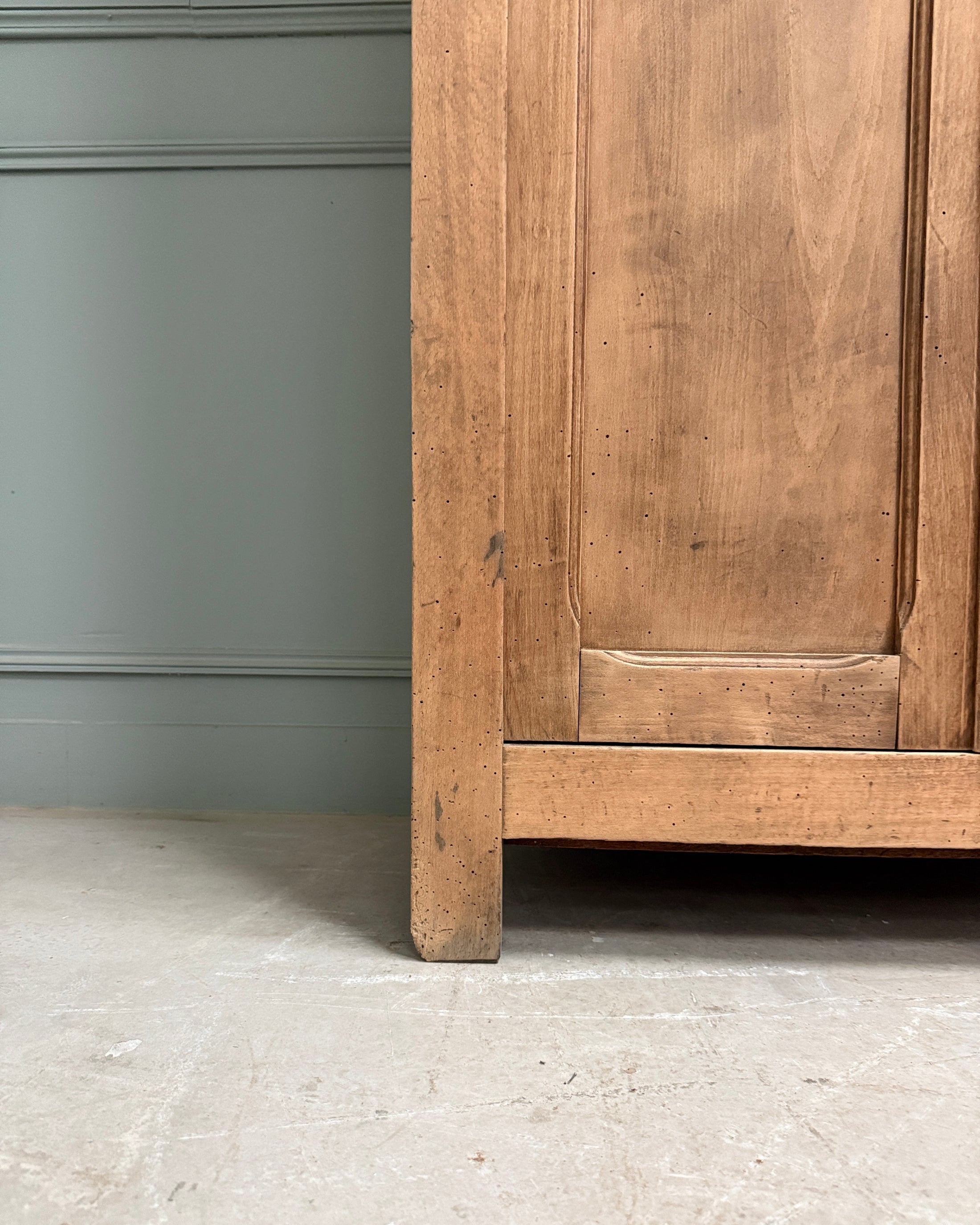 Petite armoire parisienne