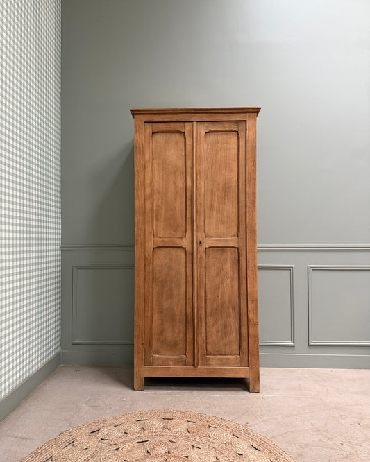 Petite armoire parisienne