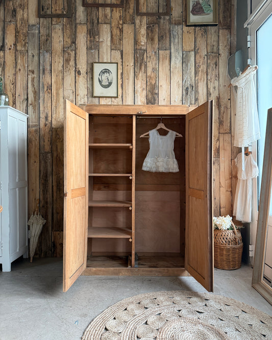Petite armoire parisienne