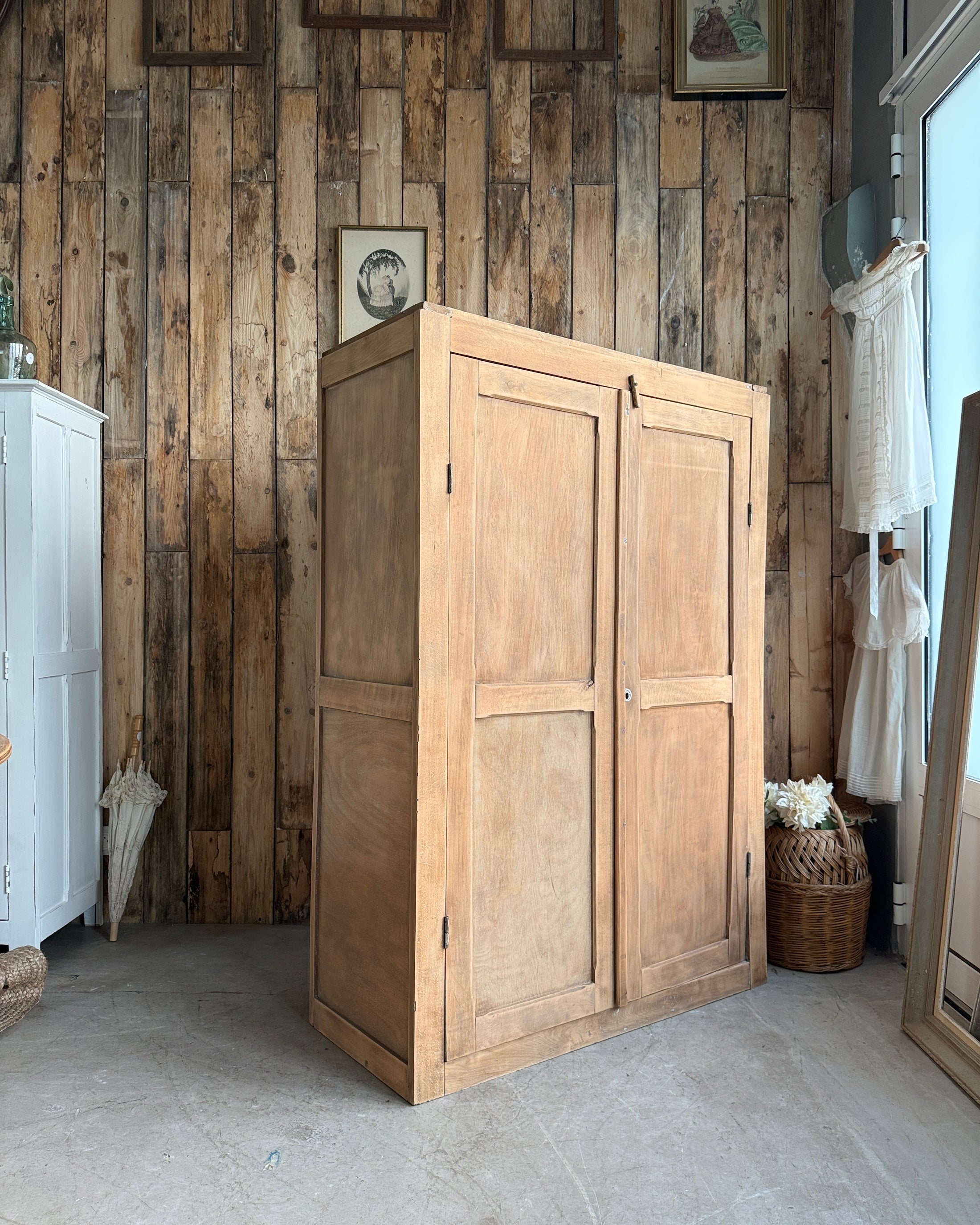 Petite armoire parisienne