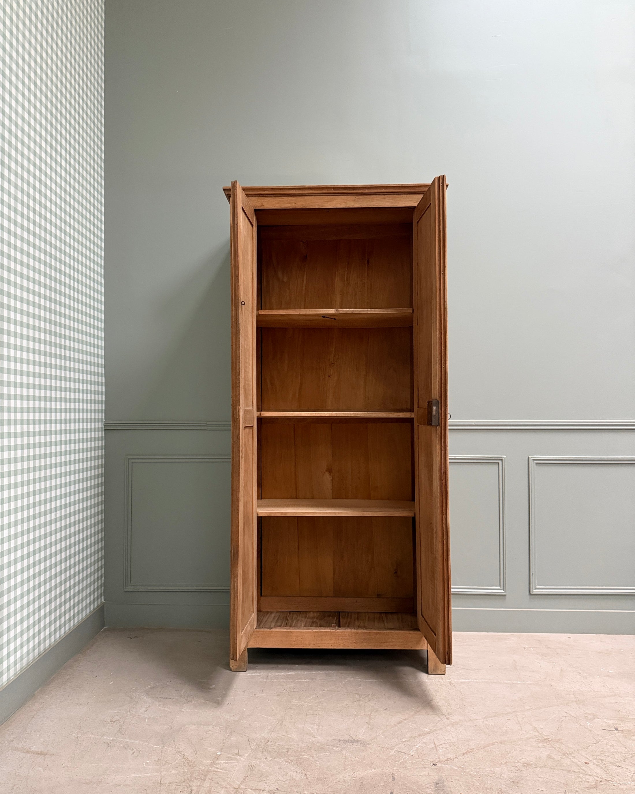 Petite armoire parisienne