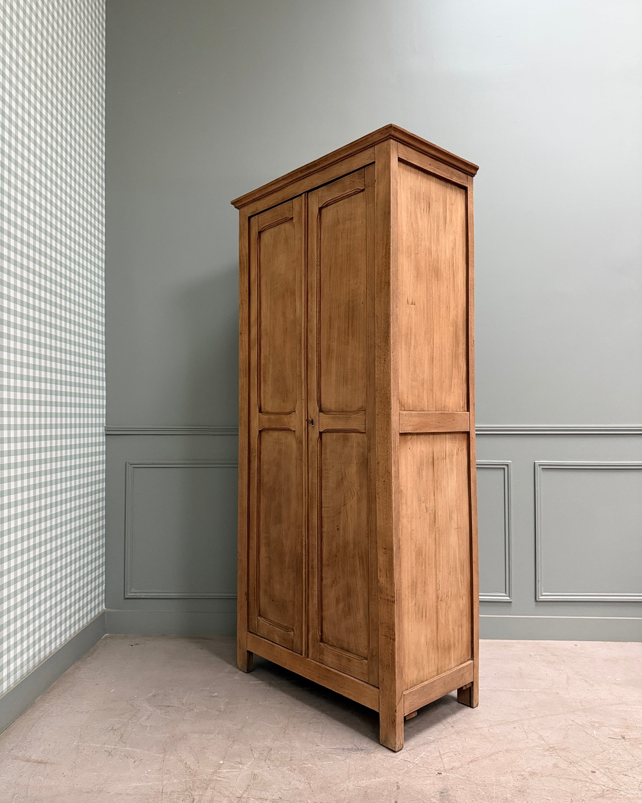 Petite armoire parisienne