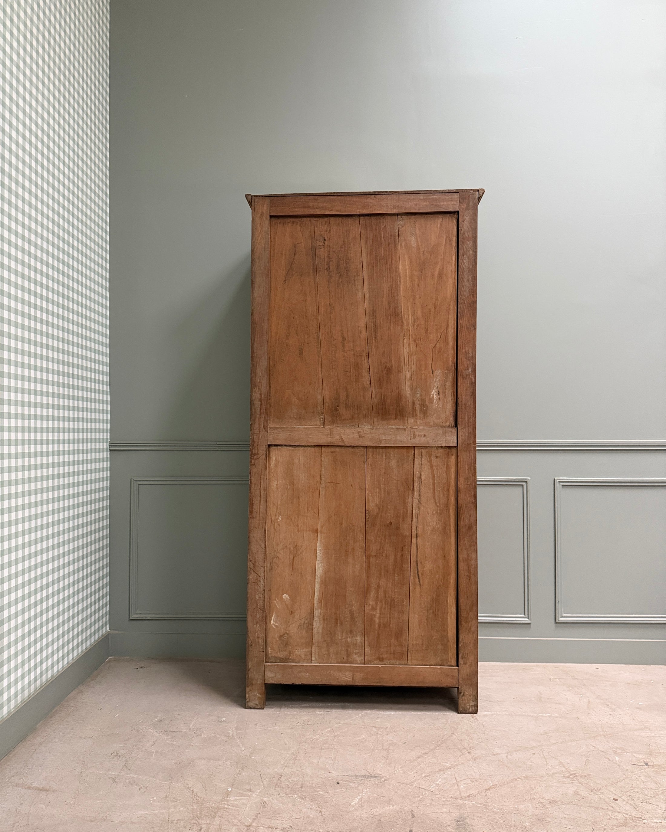 Petite armoire parisienne